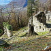 die Ruinen des Dorfs Prada neben der Kapelle [https://de.wikipedia.org/wiki/Prada_(Bellinzona)]