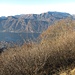 Salendo, a circa cento metri dalla cima abbiamo incontrato il sole e il panorama si è aperto sulle montagne del triangolo lariano sovrastate dal Monte San Primo, leggermente innevato.