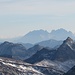 Zoomaufnahme südwärts: die höchsten Gipfel des Karnischen Hauptkamms sind zu sehen.