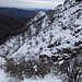 Per attraversare il canale scendiamo in modo da aggirare in basso la fascia rocciosa visibile in basso a destra