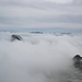 Nur wenige Gipfel ragen aus dem Wolkenmeer hervor
