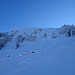 verwachsene und einigermassen steile Nordflanke oberhalb des Sattels