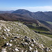 Im Abstieg von La Gallinola - Ausblick an der Kuppe P 1.790. Hinten dürfte der Monte Mutria (1.823 m) zu sehen sein, unten erahnt man das Pferdegatter auf dem Piano della Corte.
