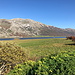 Am Lago del Matese - Ausblick am südlichen Seeufer, u. a. zu den höchsten Gipfeln von Kampanien: Punta Giulia und La Gallinola. 