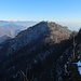 An der Punta Paradiso vorbei schaut man zum Monte Generoso.