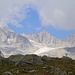 Hinter dem Minstigergletscher lassen sich Oberaarrothorn und Finsteraarhorn erkennen. Das Hintere Galmihorn liegt teilweise in den Wolken.