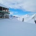<b>Dopo 1 h e 50 min di salita pervengo alla stazione dell’Hochalterbahn (2520 m), fra decine di sciatori. </b>