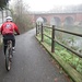 Partiamo seguendo la pista ciclabile lungo il Villoresi, risalendo il canale; qui stiamo sottopassando la ferrovia a Parabiago.