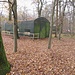 Se il cancello è aperto, si può entrare nel Centro  Recupero Fauna Selvatica La Fagiana, dove si trova un piccolo edificio ben tenuto e tre voliere esterne nel bosco, che ospitano gli uccelli convalescenti (di solito rapaci) prima di essere rimessi in libertà.