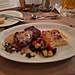<b>Il piatto principale della cena è uno Steak vom Rinderrücken mit Morchelsauce, Grillgemüse und Kartoffelgratin.</b>