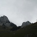 Auf dem Rückweg über die Alp Mutteli gibt der Nebel doch noch kurz den Blick wenigstens auf die Unghüürwand frei
