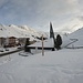 <b>Parto alle 8:54 dalla moderna chiesa di Kühtai (1977), la “Expositurkirche Mariä Heimsuchung”, ai bordi della pista numero 6, in direzione della Drei-Seen-Hütte (2311 m), che il segnavia estivo dà a 2 h di cammino. Il primo tratto di salita è decisamente il più faticoso, per la notevole pendenza che raggiunge il 49%.</b>