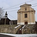 Sutom (Suttom), Kirche mit daneben stehendem hölzernen Glockenturm