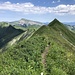 Auf dem begrünten Grat der Güntlespitze.