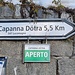 <b>Alle nove parto, con gli sci in spalla, in discesa, ai bordi dello stradone fino al segnavia con la scritta “Capanna Dötra 5,5 km”. </b>