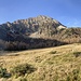 Erster Blick auf den Bösenstein von Norden. Die Rinnen zum Gipfel werden [https://www.hikr.org/tour/post103280.html als Hochtouren im Winter begangen]