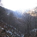 Corte Buè appare ormai molto lontana, dopo aver percorso il lungo sentiero che, con moderata pendenza, segue tutte le pieghe della montagna  per tornare all’Alpe Ompio..
