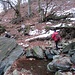 Ritornati nel bosco abbiamo iniziato la salita seguendo il sentiero verso “La Croce”. Vuoi per la neve e il fango, ma forse più per l’effetto del mirto, qualche scivolata è stata d’uopo, e io stesso in un attimo di distrazione ho fatto una scivolata con piroetta che mi ha fatto appoggiare la testa nelle fresche acque di un torrentello, quasi un secondo battesimo….