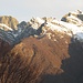 Salendo, in un’apertura nel bosco, sull’altro lato della valle ecco comparire il Pedum (a sinistra) e la Cima Sasso (a destra).