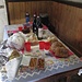 Si comincia a disporre le cibarie sul tavolo. Brioches, stuzzichini, patatine, salame, soppressata, trippa, pane, panforte e dolcetti, vino (1 di riesling e 2 di barbera), mirto, caffè: mi sembra non manchi niente….