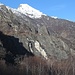 Tra i boschi e le pareti rocciose verso nord, spicca la bianca intrusione di marmo di Candoglia che, sul versante opposto della montagna affacciato sulla Val d’Ossola, ospita la cava di marmo da cui si estrae ancora il marmo con cui è stato costruito il Duomo di Milano. Domina il panorama l’innevata piramide trapezoidale del Pizzo Lesìno (m 1990). 