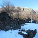 Giro tra le baite di Corte Buè, da cui traspare con evidenza la tristezza dell’abbandono. In alto si staglia la cresta rocciosa che si percorre quando si sale a Cima Corte Lorenzo (davvero un bel percorso che vi consiglio).