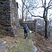 L’arrivo alle prime baite dell’alpeggio di Corte Buè, ormai “assediato” dal bosco.