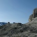 Das Rifugio Kostner links liegen lassend, biegt man danach recht bald nach rechts in einen Kessel ab, sofern man den Lichtenfelser Steig begehen will. Für die Normalroute geht's geradeaus weiter.