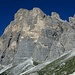Die mächtige Südwand der Tofana di Rozes begleitet den Aufstieg.