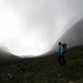 Im Abstieg zur Alp Oberlänggli. Wolken und Nebel sorgen für eine mystische Stimmung