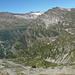 Vista verso la Calanca salendo al Piz Pian Grand, in basso un piccolo laghetto in zona Alp d'Arbeola e accanto il riale omonimo. Da notare che esistono due Alp d'Arbeola, una nel versante calanchino (nella foto) e una nel versante mesolcinese. 