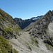 Il sentiero che dalla Bocca de Rogna (nella foto) porta al Pass de la Cruseta passando nella ganna sotto il Piz d'Arbeola