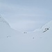 <b>Per il Gerenpass (2670 m) mancano ancora circa 300 m lineari. Oltre alla luce diffusa comincia a spirare un gelido vento contrario che mi paralizza la mandibola. Scambio, con difficoltà, qualche impressione con una coppia di ciaspolatori e continuo a testa bassa fino al valico, che con il bel tempo è uno dei posti più affascinanti del Canton Ticino. </b>