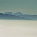 Seltene Gäste am Berner Horizont: Die jenseits des Genfersees gelegenen, ca. 85 km entfernten Gipfel Roc du Château d'Oche (2199 m), Dent d'Oche (2222 m) und Roc de Rianda (1951 m) sind nur an klaren Tagen wie diesem sichtbar.