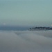 Die Dampfsäulen der AKWs Leibstadt (96 km, links) und Gösgen (64 km, rechts) durchbrechen die Inversion. Im Vordergrund der Höhenzug der Stockeren, der knapp über die Nebelgrenze ragt.