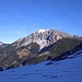 Zoomaufnahme Richtung Ochsenkopf beim Anstieg im schneearmen Gelände  am Skigebiet