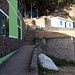 Der Weg vom Dorf Pico da Cruz auf dem Gipfel Pico da Cruz (1585m) ist nicht ganz leicht zu finden. Man muss dazu an einem grünen Haus, in dem ein Restaurant ist, zur Rückseite gehen, und dann durch ein kleines Tor. Hier hinten links vor den Bäumen.