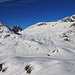 Gipfelaussicht auf den ursprünglich geplanten Schneeschuhberg Piz Vallatscha (3021m). Links steht der Munt da la Bescha (2773,0m) und dahinter ist der im Nationalpark gelegene Piz Nair (3009,8m).

Unten ist die Fuorcla Funtana da S-charl (2393m) mit dem Skilift der die südlichen Hänge bis zum P.2663m erklimmt.