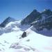 Die mächtige Pyramide der Jungfrau von der Aussichtsplattform des Jungfraujochs (Sphinx) aus gesehen. Der Gipfel rechts von der Jungfrau ist der 3992m hohe nordöstliche Vorgipfel. Links der Jungfrau ist das Rottalhorn (3975m) und das Louwihorn (3773m).
