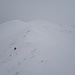 Der Bergkamm ist erreicht, der zum Vilan führt. Der Schnee ist von früheren Begehungen überwiegend hart auf einem schmalen Streifen, der Neuschnee zum großen Teil abgeblasen.