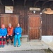 die drei Frauen vor der eingewinterten Alp