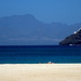 Laginha Beach, einer der schönsten Stadtstrände die ich kenne. Im Hintergrund die Nachbarinsel Santo Antão, deren Berge fast 2000m erreichen. Falls man längere Zeit, d.h. mehr als nur ein paar Tage in Mindelo bleibt, sollte man ein Hotel oder eine Pension in der Nähe dieses Strandes, an dem es zwei gute Bars/Restaurants gibt, nehmen.  