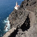 Schon nach einer halben Stunde kommt man am einsamen Leuchtturm an. Links unterhalb des Leuchtturms führt ein weiterer Pfad bis ganz runter zu einer Art Höhle direkt am Meer.