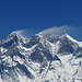 Einer der beiden Lhotse Middle wurde erst einmal vor 20 Jahren verwegen bestiegen. Sieht von hier unscheinbar aus, auf Fotos, aufgenommen unterhalb des Gipfels kann man kaum glauben, dass hier jemand hochgekommen ist..