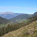Blick entlang des Alpbachtals zum Rofangebirge.