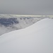 Im Nordwesten sieht man die ganze Zeit einen hellblauen, unten gelblichen Streifen. Dort herrscht besseres Wetter.
