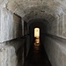 Mit einer Stirnlampe lassen sich in der alten Bunkeranlage die weitläufigen unterirdischen Gänge erkunden.