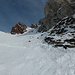 Aufstieg über den SE-Rücken noch mit Ski, entlang den Felsen steige ich dann zu Fuss bis zum Depot (zuoberst in Bildmitte) weiter