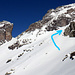 Anschliessend querte ich einen steilen Hang um den nächsten Felsgürtel, von wo man einem breiten & angenehmen Hang bis unter den Gipfelaufbau aufsteigen kann. Links im Bild sieht man das Kärpftor.