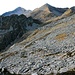 La testata della Valle di Cugnasco. A destra ci sono le pietraie della Cima d'Erbea e della Cima dell'Uomo. Di fronte a noi il Madonetto. Là in fondo il Madone e il Pizzo di Vogorno. Foto dal mio archivio.